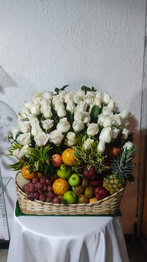 Canasta de rosas blancas con frutas-Floristería Cali Floristerías Cali Flores