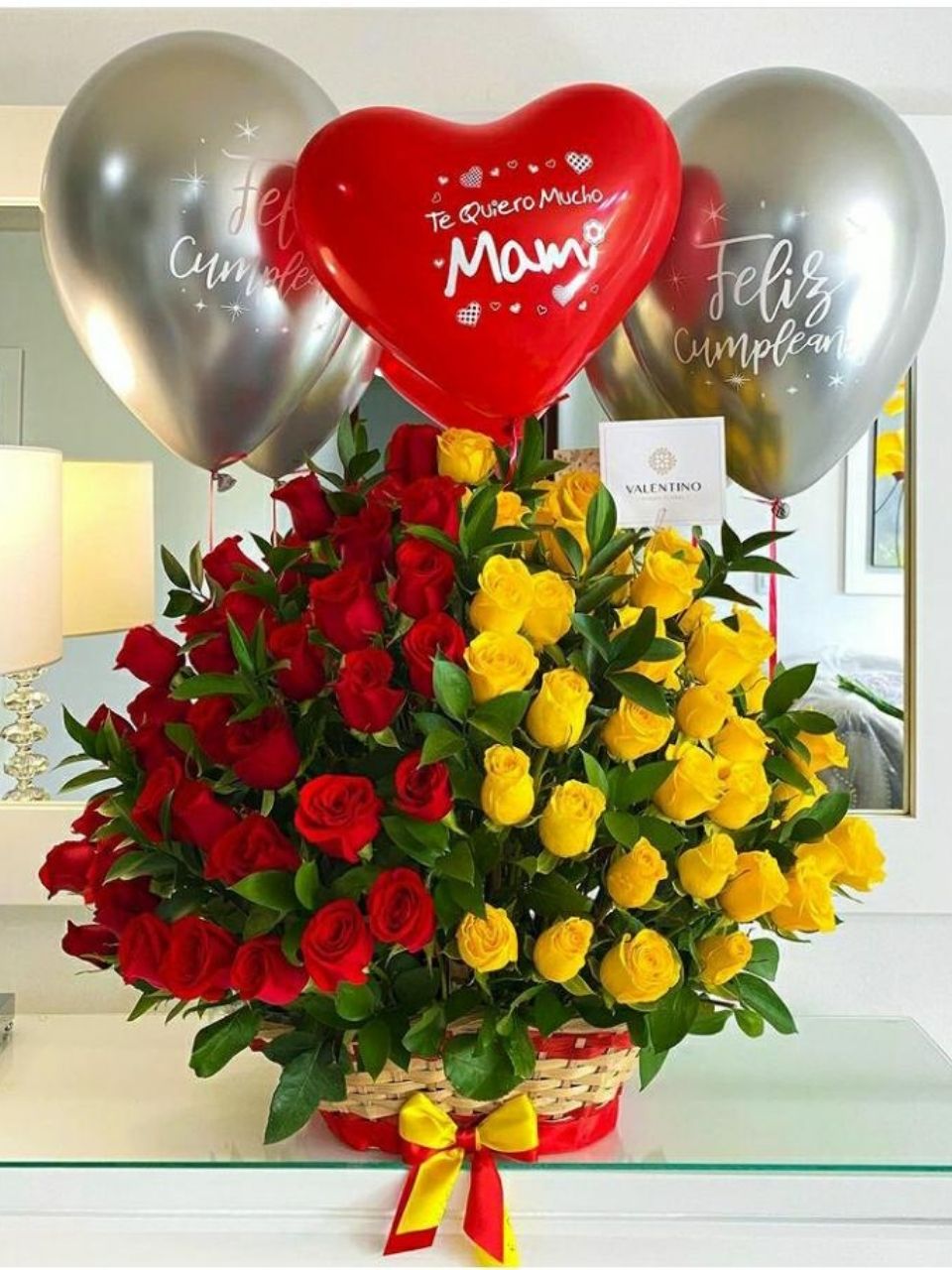 Canasta rosas rojas y amarillas ; globos en helio - Floristerías Cali Flores