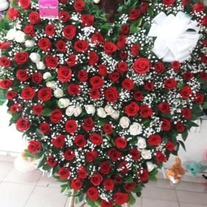 Flores Funebres - Se compone Fúnebre tapizado corazón rosas rojas y línea de rosas blancas Para mas información: Celular: (+57) 316 705 28 09