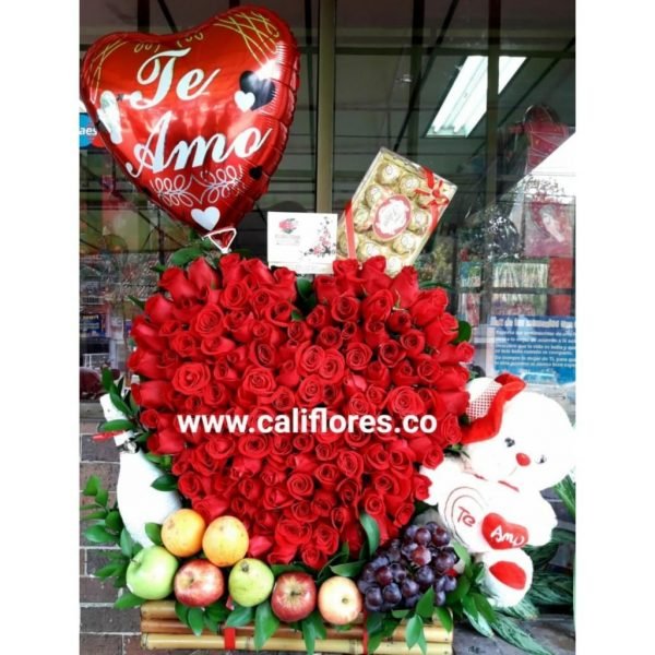 Jardinera Rosas Rojas | Se compone de Jardinera corazón rosas rojas ,frutas ,peluches, chocolates y globo Para mas información: Celular:(+57) 316 705 28 09