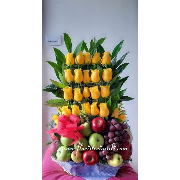 Canasta de frutas y rosas amarillas