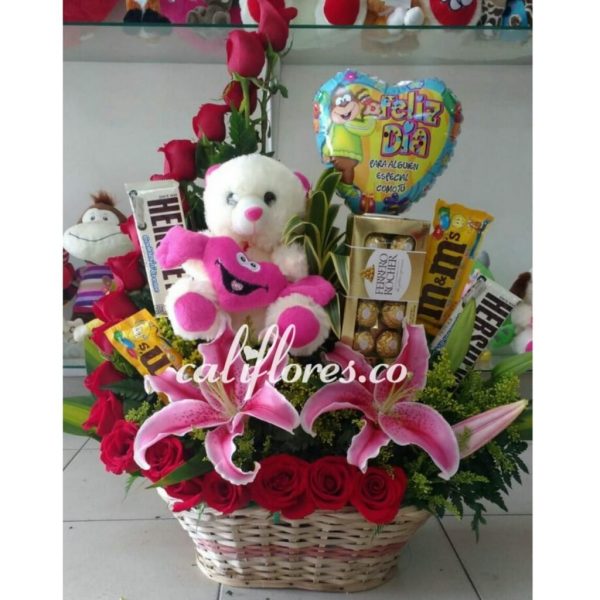 Canasta rosas fucsia ,lirios ,chocolates ,peluche y globo